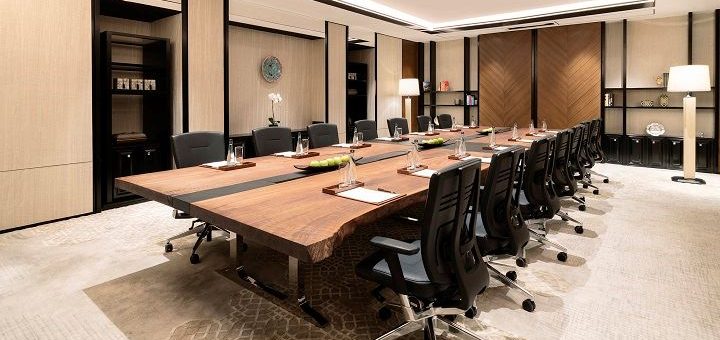 Which facilities does a business meeting rental room provide?